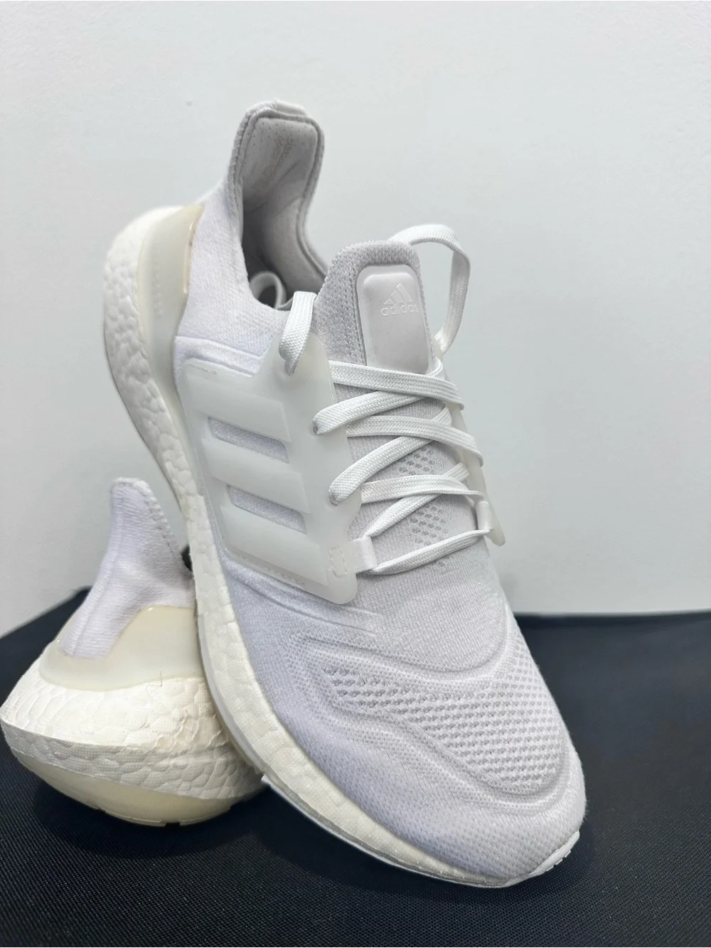 ADIDAS ULTRABOOST WHITE ATHLETIC SHOES SIZE: 9 WOMEN